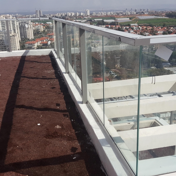 *תמונה באדיבות חברת סאגה – בתמונה מרפסת לפני אישור קונסטרוקטור לבניית פרגולה