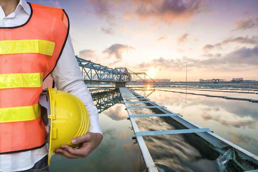 קבלן ביובית על רקע בריכת שפכים וביוב