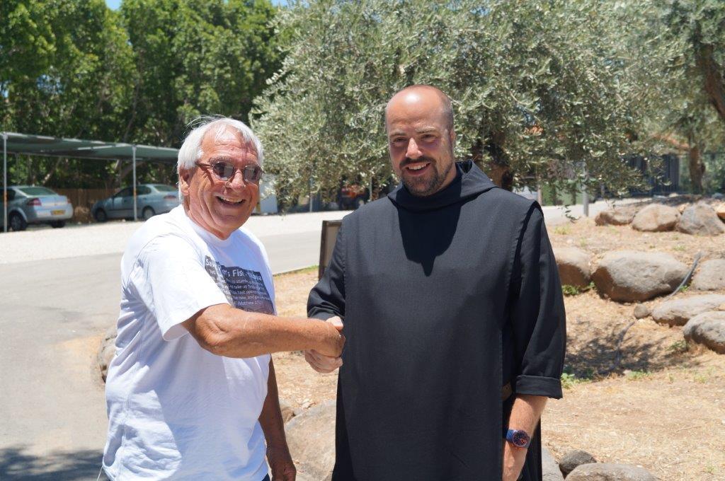 ישראל שניר עם אחד הכמרים בכנסייה