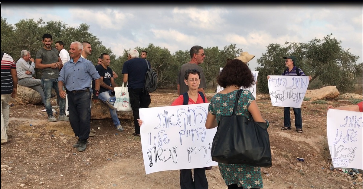 נשות מחסום Watch בשביתת  חקלאי דיר אל רוסון(צילום: אביבה קונפורטי מחסום ווטש)