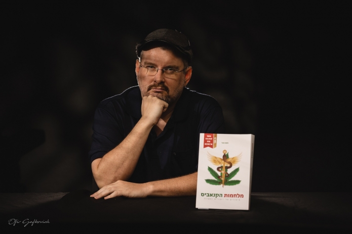 תום וגנר עם הספר "מלחמות הקנאביס", צילום: אופיר גפקוביץ