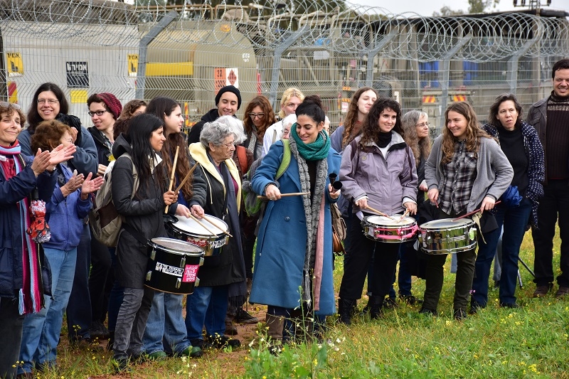 כמאה מפגינים הגיעו הבוקר (שבת) לכלא 400 בקריאה לשחרור הסרבנית תאיר קמינר