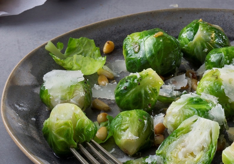 כרוב ניצנים טרי בחמאת שום, פרמזן וצנוברים. צילום: אנטולי מיכאלו