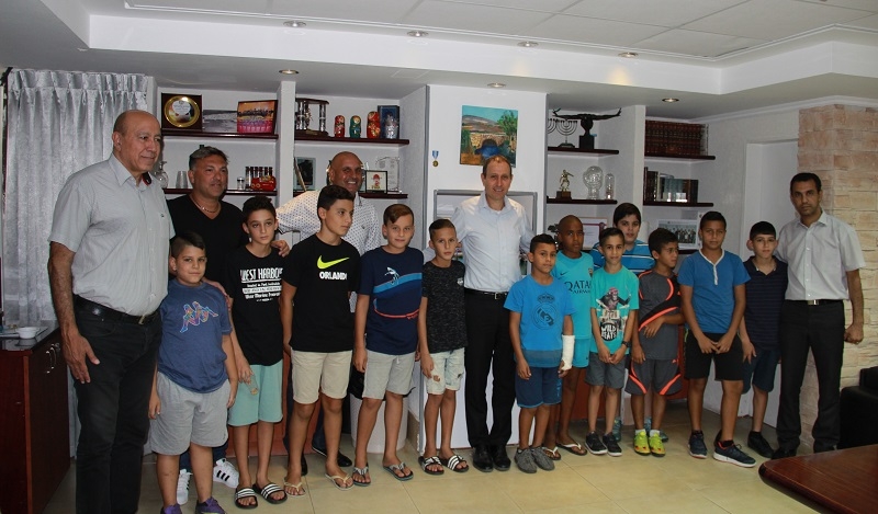 חיים משותפים: משלחת של ילדים מעכו ומטה אשר תצא לטורניר שלום עולמי בכדורגל באיטליה. צילום: דוברות עיריית עכו