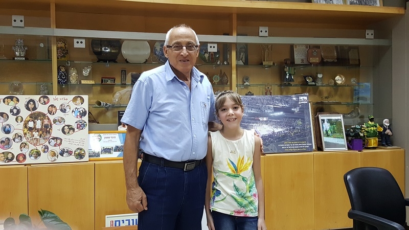 התלמידה ליאור סיני מחולון פגשה את ראש העיר מוטי ששון והציעה לו כמה הצעות בנושא איכות הסביבה. צילום: עיריית חולון