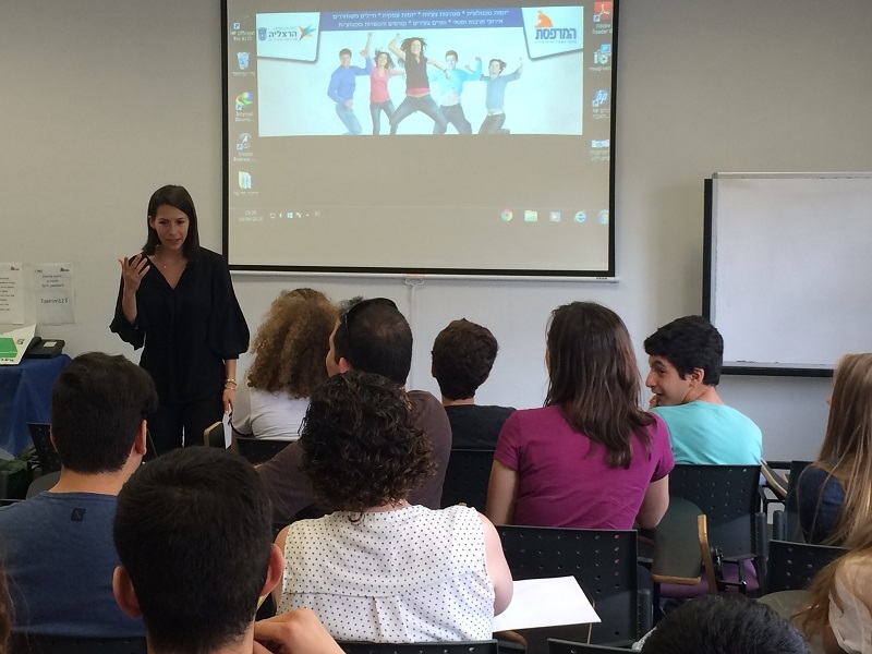 מאיה כץ, מ"מ וסגנית ראש העיר במפגש עם התלמידים צילום: עיריית הרצליה