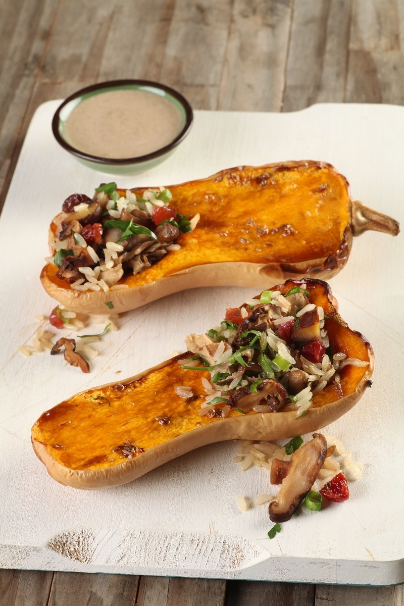 דלורית אפויה במילוי פטריות ורוטב טחינה. צילום: אסף רונן. 