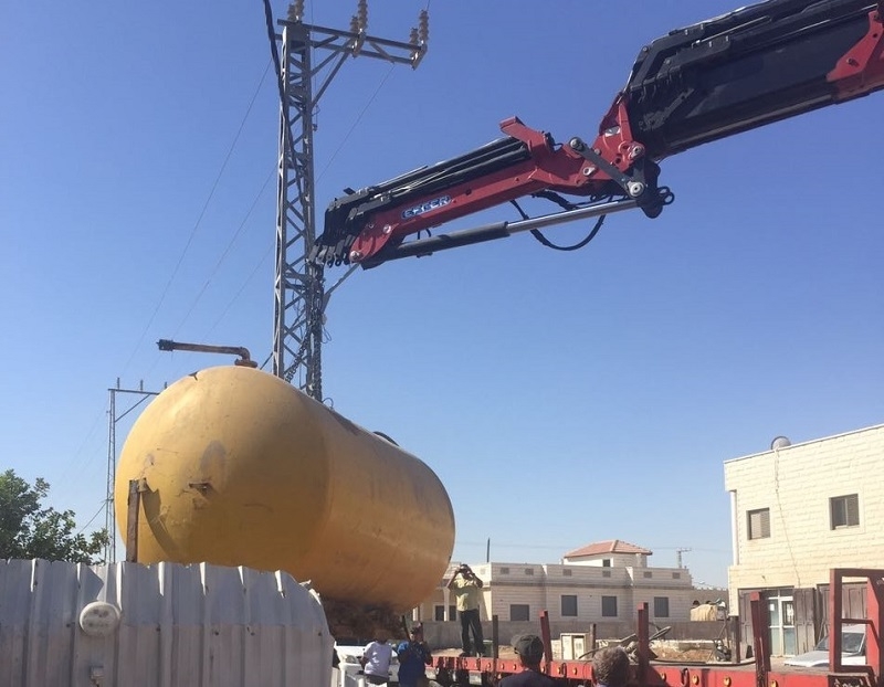 מפקחי רמ"י פינו שלוש מתחנות הדלק יחד עם שוטרי משטרת ישראל ובאמצעות ציוד מכני הנדסי