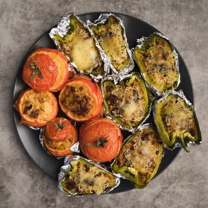 עגבניות ופלפלים חמים ממולאים בקוסקוס, ירקות ועשבי תיבול(FREEPIK)
