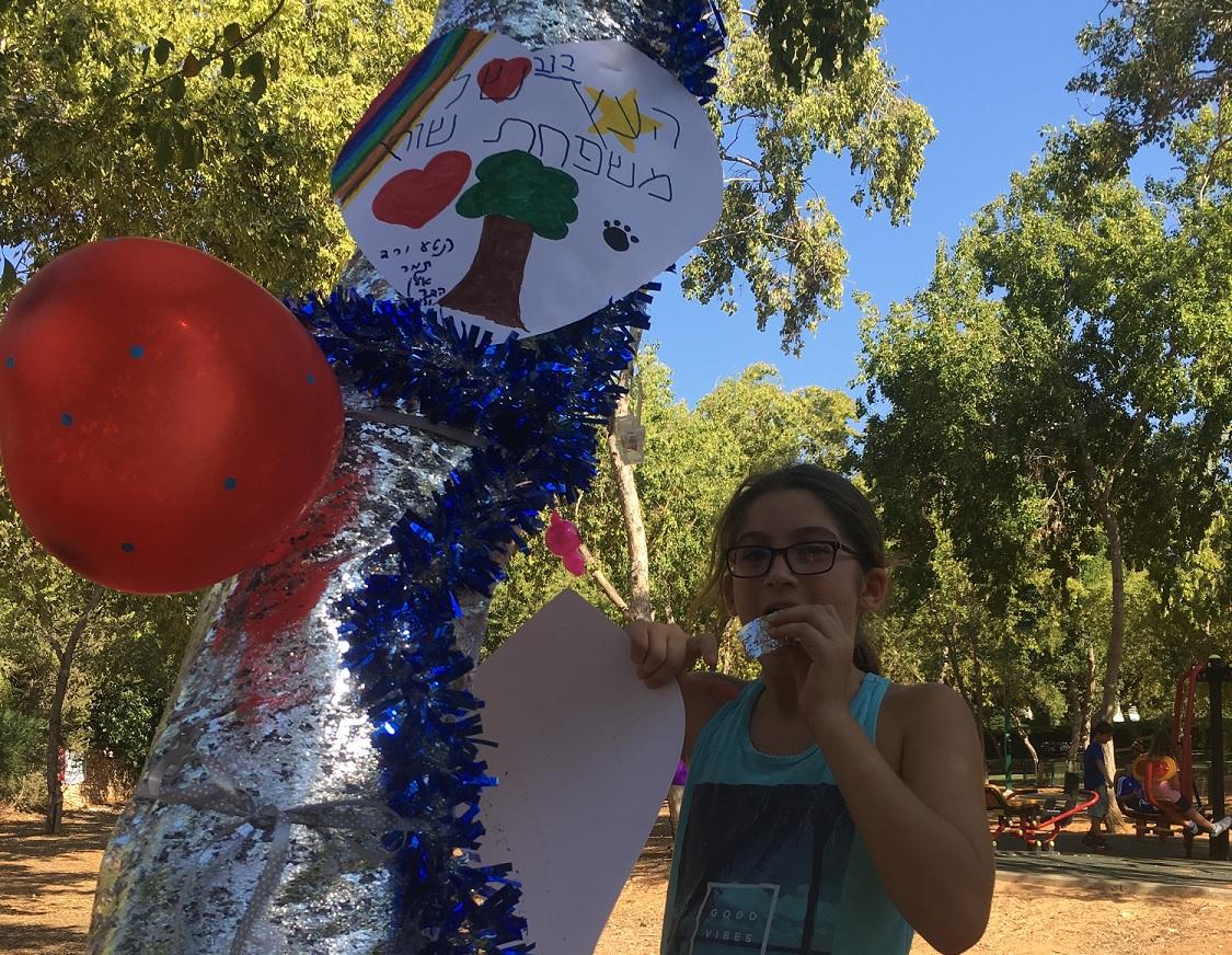 ''אמץ עץ'': ילדי רמת השרון חיבקו את חורשת העמל