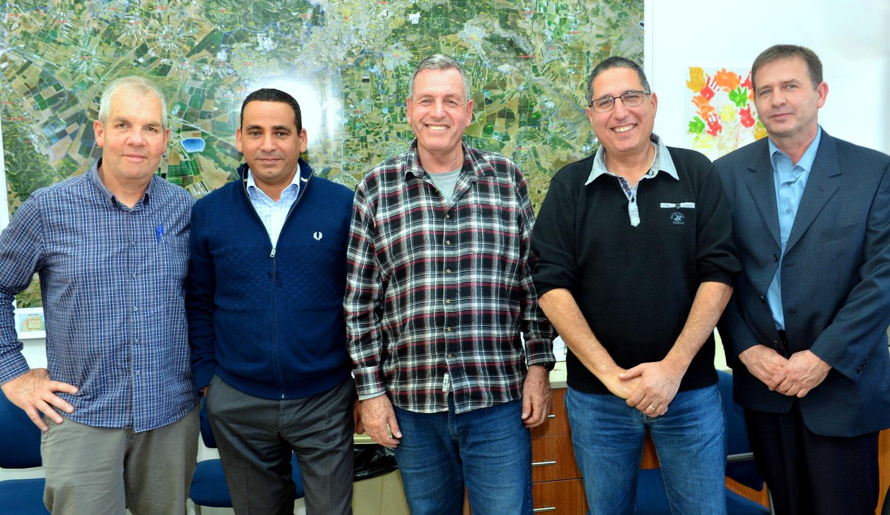 מימין לשמאל- דוד אריאלי ראש מועצת קריית טבעון, עפר בן אליעזר ראש מועצת רמת ישי, אייל בצר ראש מועצת עמק יזרעאל, חכ יואל חסון ואיציק חולבסקי ראש מועצת מגידו. צילום: ישראל פרץ