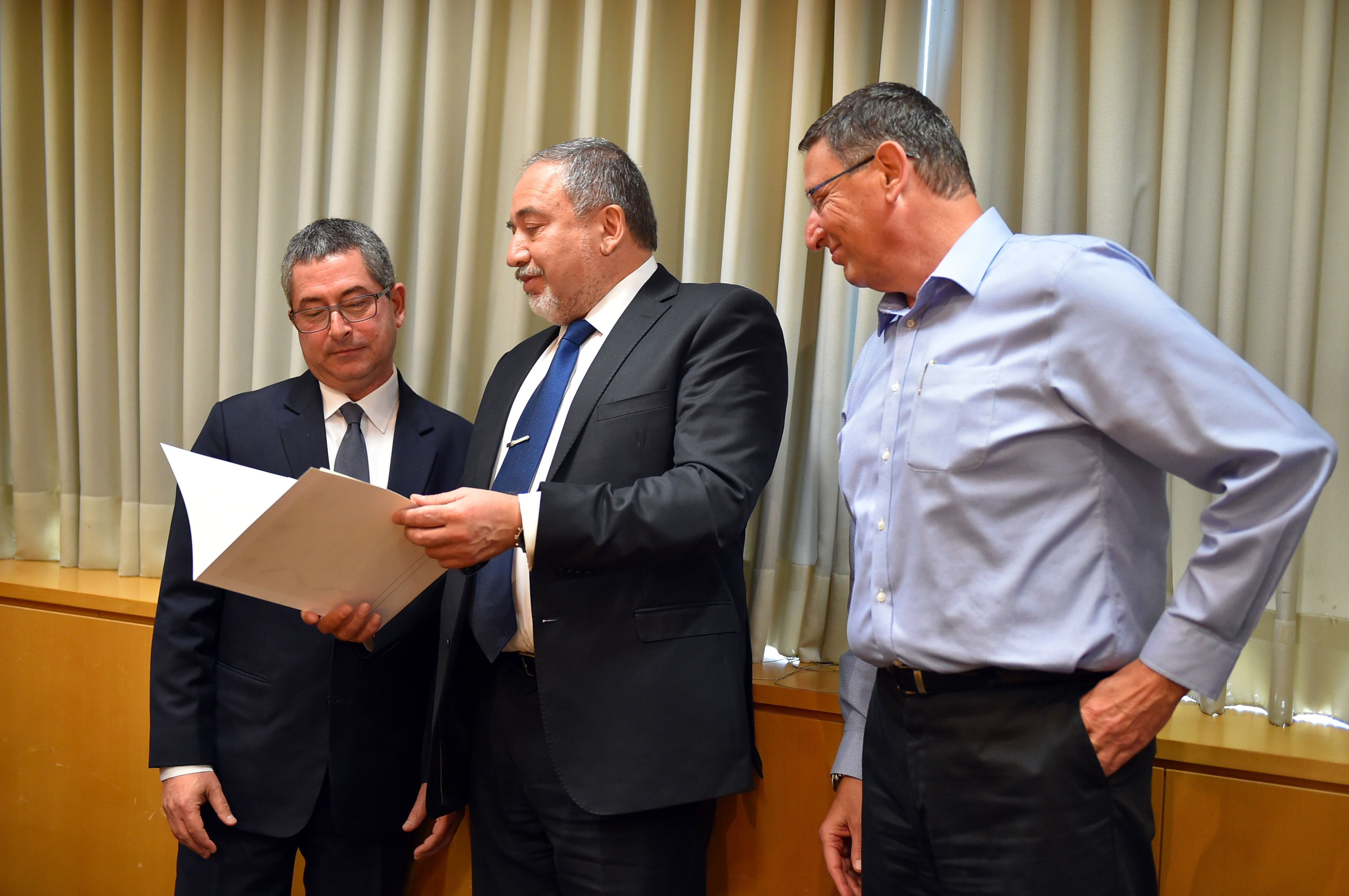 ראש האגף הביטחוני - מדיני במשרד הביטחון: אלוף משנה (מיל') זהר פלטי