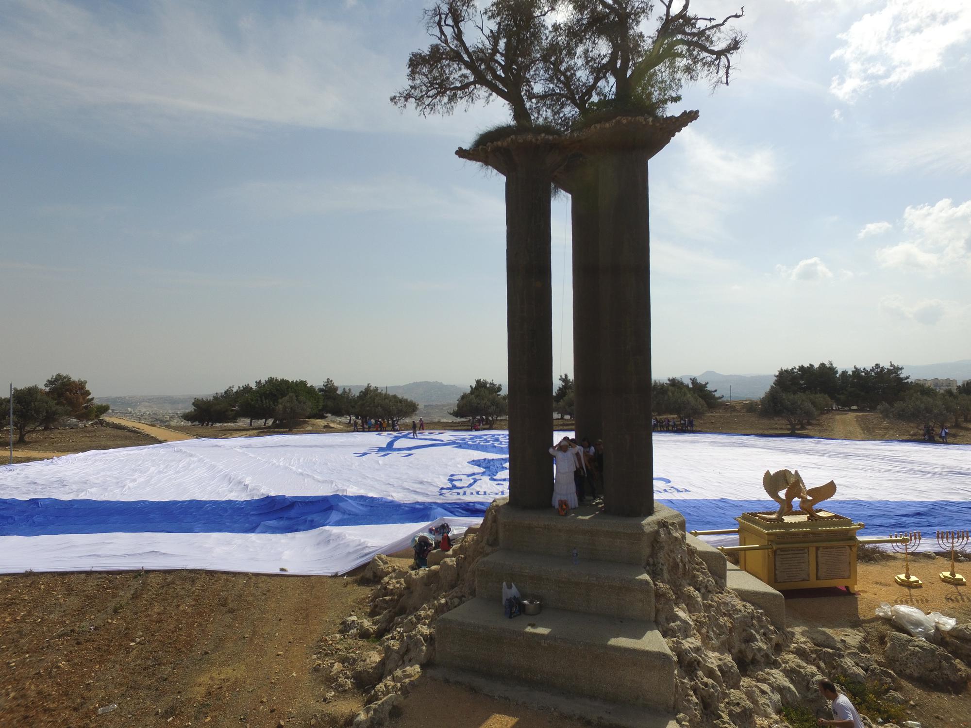 הדגל הגדול בעולם ועליו סמל העיר ירושלים