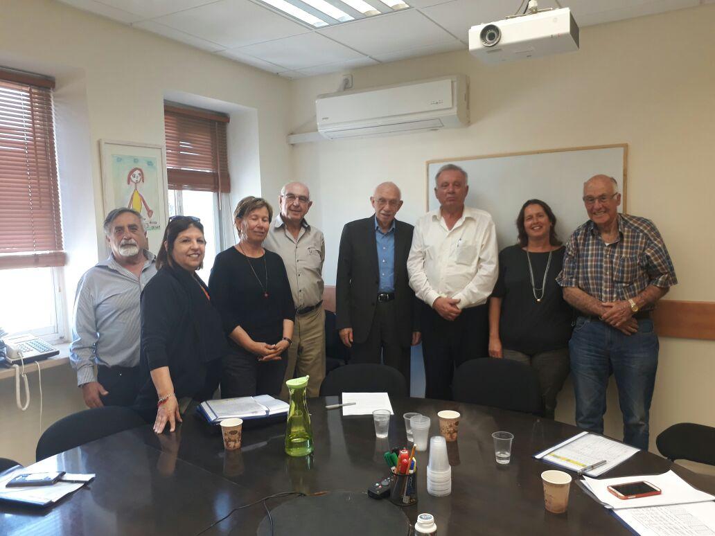 ח"כ איתן ברושי, מנכ"ל משרד הרווחה והשירותיים החברתיים מר אביגדור קפלן ונציגי העמותות למען הקשישים בישראל. צילום: אלון קוברסקי