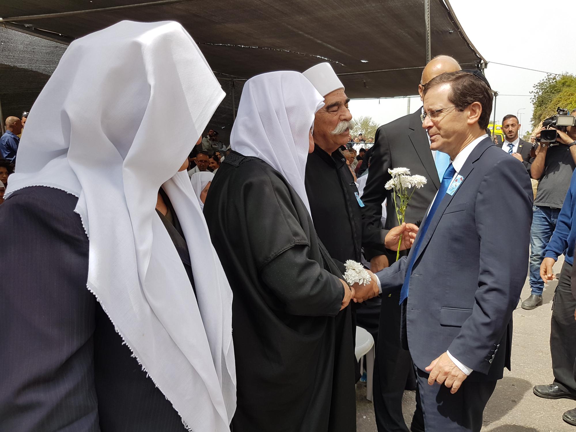 חה"כ הרצוג בטקס הזיכרון בחלקה הצבאית בבית העלמין בבית ג'אן  יום הזיכרון התשע"ז 1.5.17   