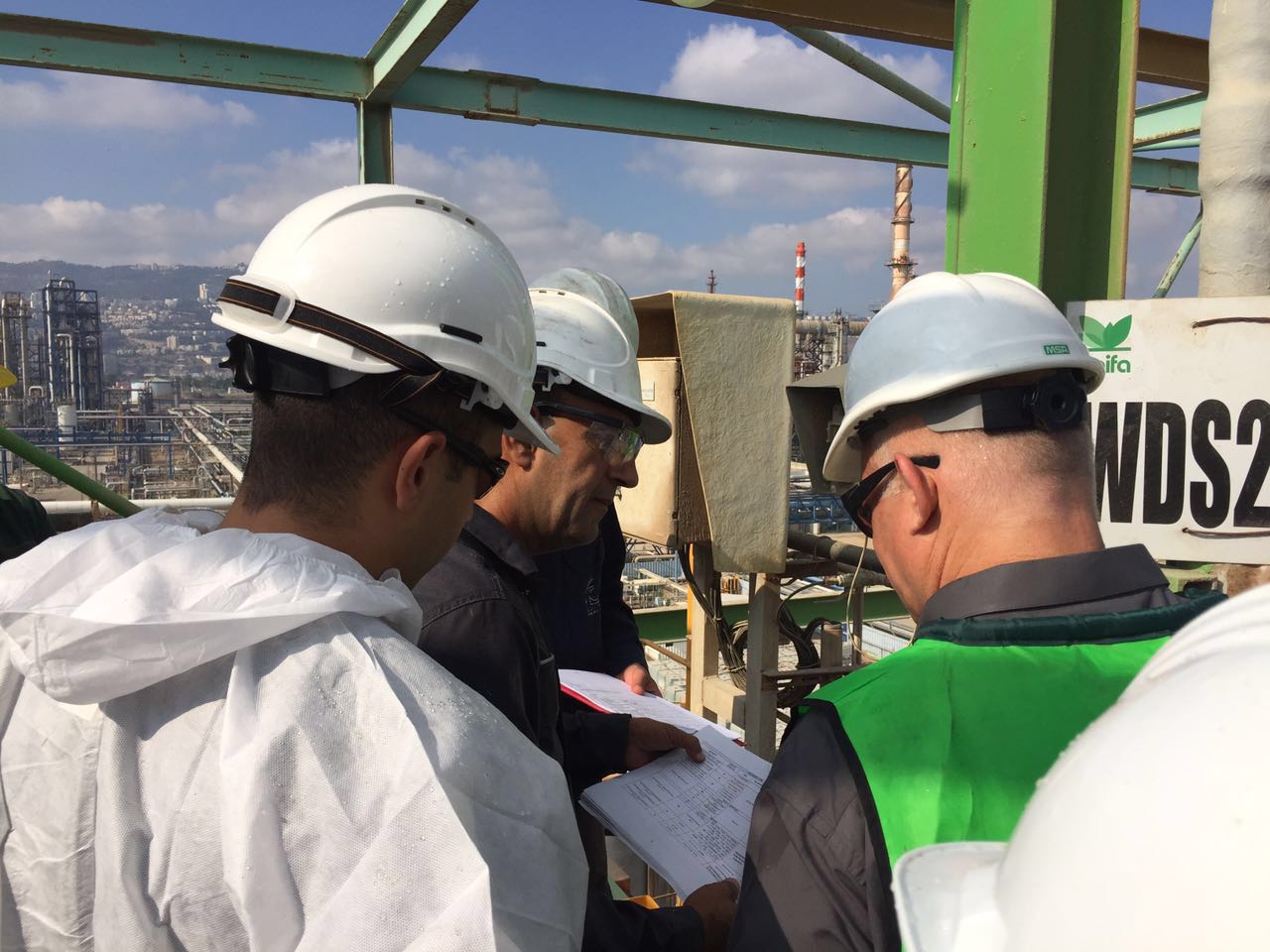 ישראל דנציגר, מנכל המשרד, עם תחילת הדיגום צילום - חיים אלבז