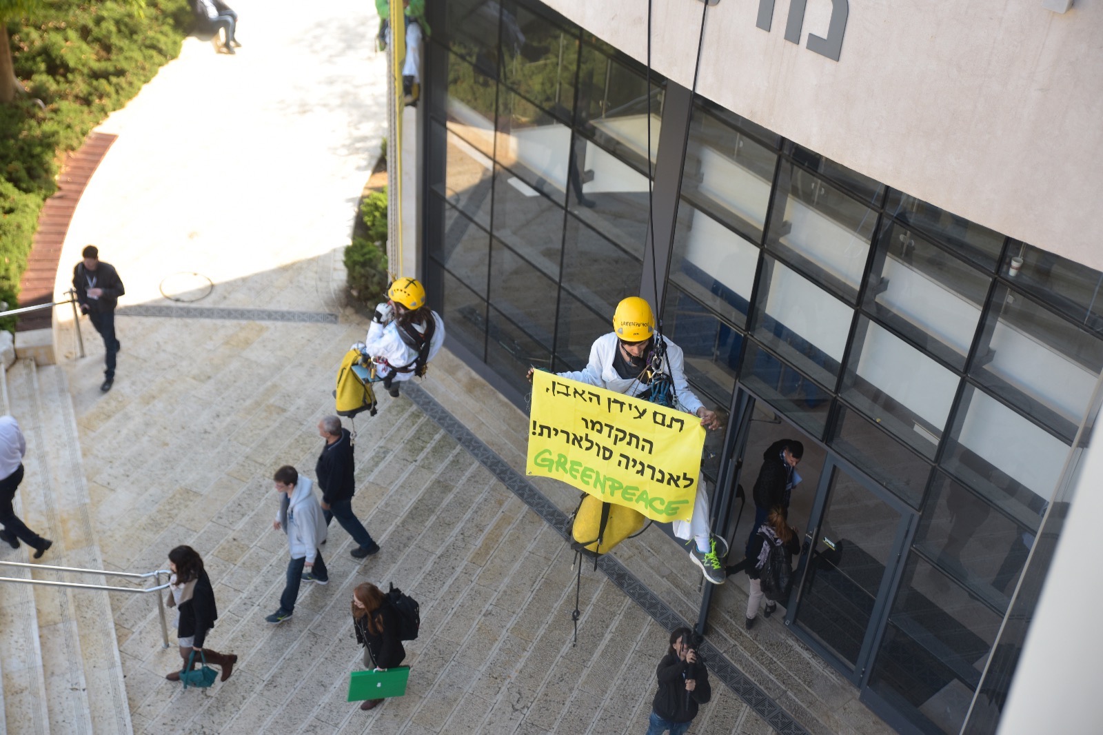 פעילי גרינפיס מקדמים אנרגיה סולארית. צילום: גרינפיס