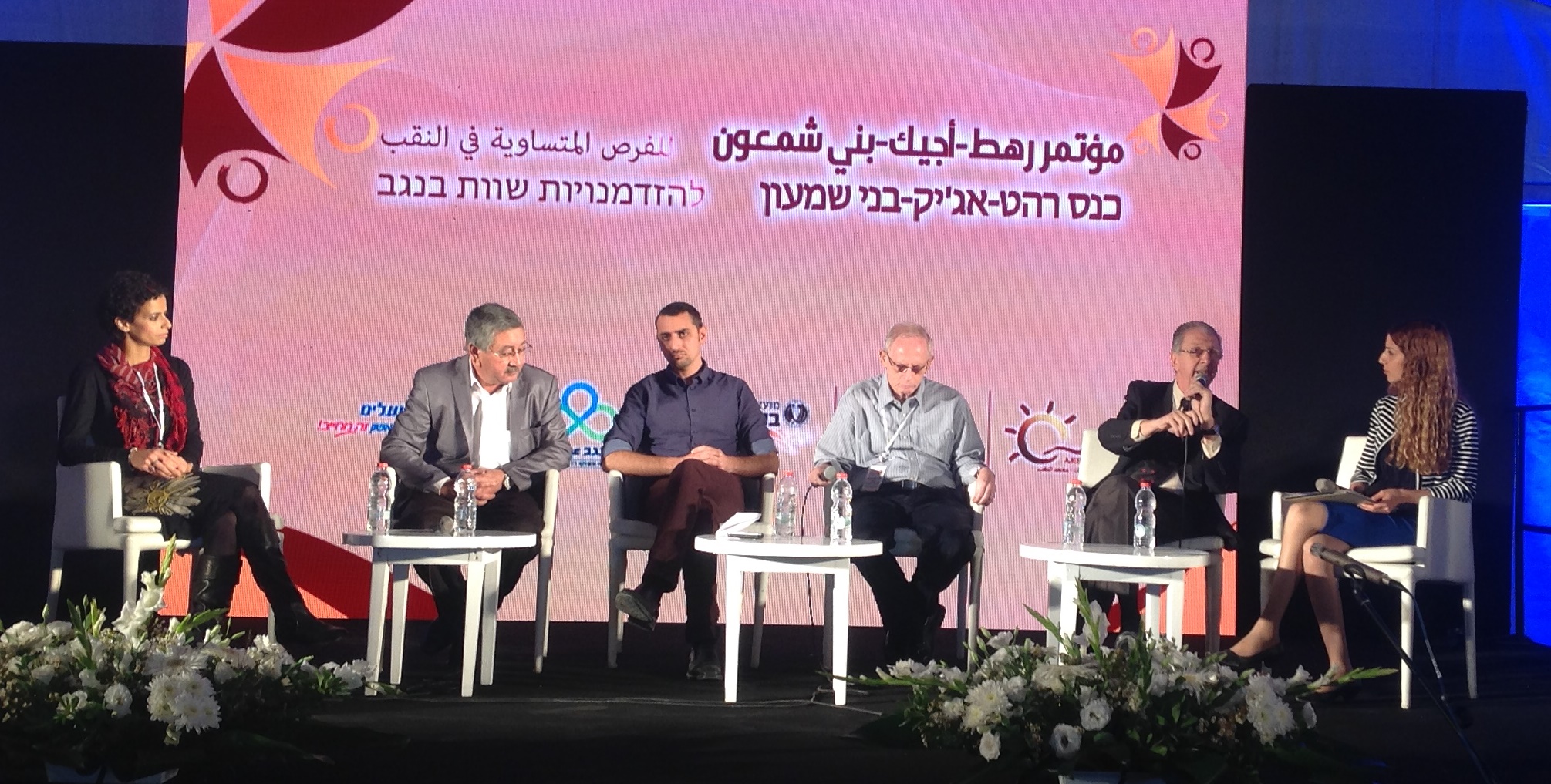 מימין לשמאל: דקלה אהרון כתבת בריאות רשת ב' ; ד"ר מנואל כץ (מ"מ רופא מחוזי דרום משרד הבריאות); ד"ר אהוד דודסון (מנכ"ל המרכז הרפואי סורוקה); יוהן אטלן (מנכ"ל מועצת הנגב); טלאל אלקרינאוי (ראש העיר רהט); וד"ר ר'אניה עוקבי (מומחית למיילדות ולגינקולוגיה, חברת הועד המנהל - אג'יק - מכון הנגב).