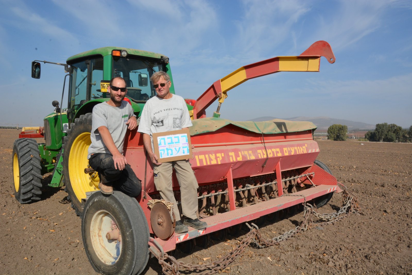 האמן החקלאי פטר וינר בשדות קיבוץ עין חרוד איחוד. צילום: דוד (דדה) עינב.