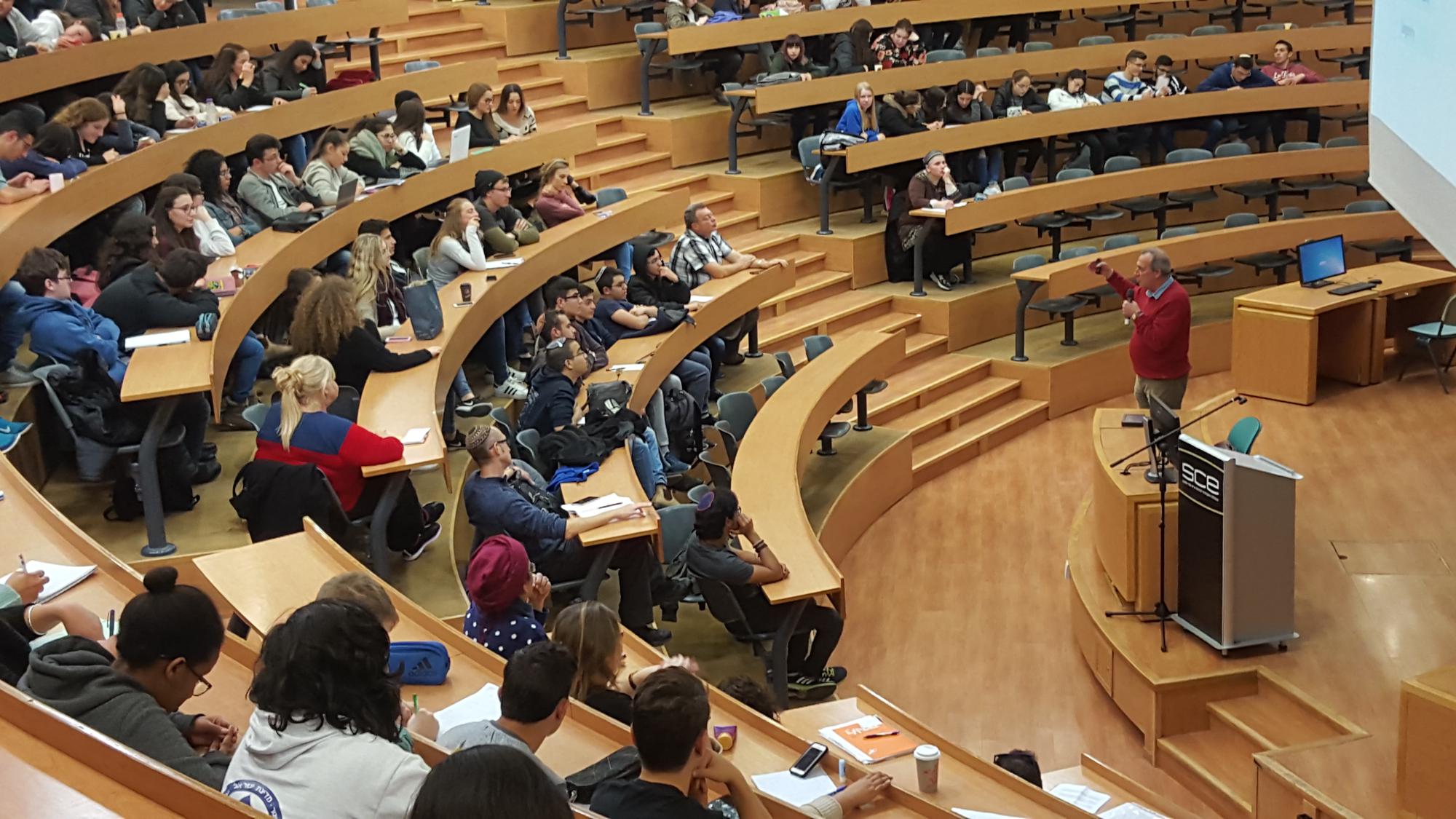 המרכז החדש שהוקם כולל מגמות לימוד בנושאי רובוטיקה, ביוטכנולוגיה, תקשורת וסייבר, והוא משרת את כלל התיכונים במחוז דרום