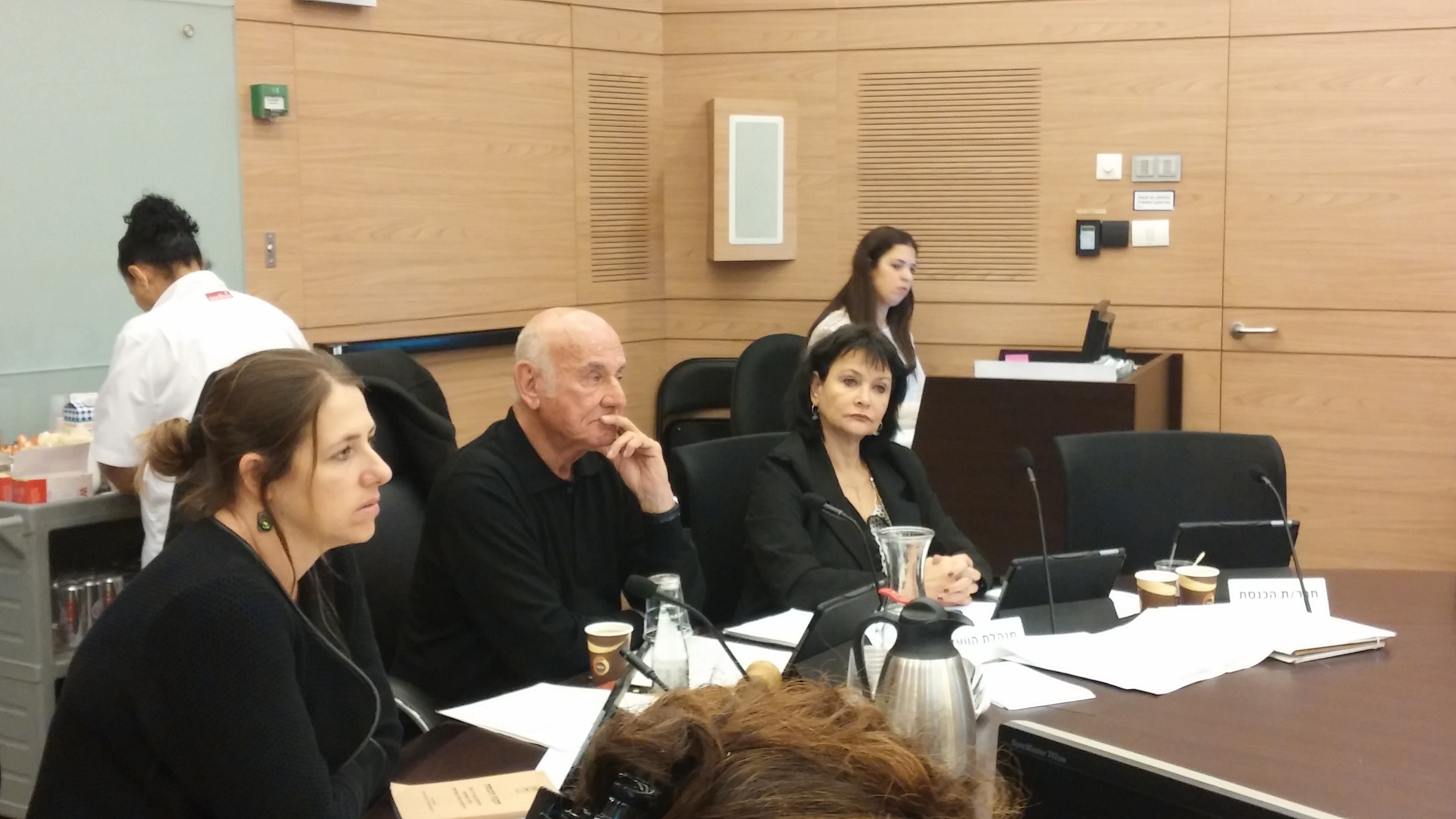 ועדת הכלכלה אישרה לקריאה שנייה ושלישית לחייב שימוש בכתוביות ללקויי שמיעה בכל הפרסומות בטלוויזיה