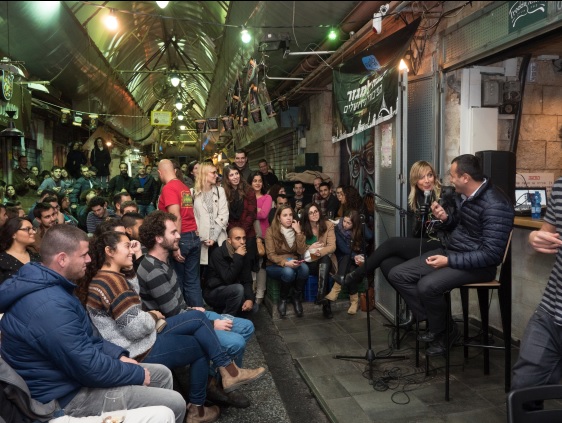 האנשים שמחזיקים ב- 400 מיליארד שקל משחררים עניבות ובאים לדבר בשוק