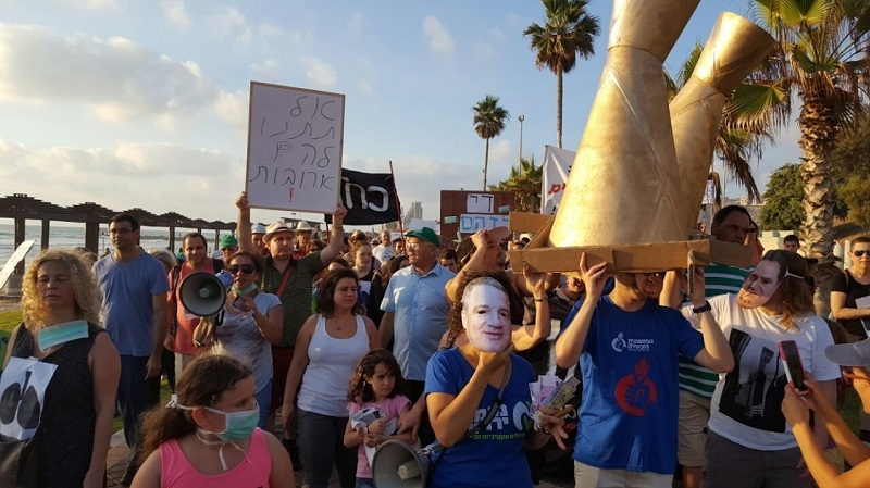 הפגנה קודמת נגד זיהום האוויר מבתי הזיקוק. צילום: מגמה ירוקה