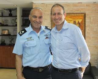 ניצב עמוס יעקב וראש עיריית עכו שמעון לנקרי. צילום: דוברות עיריית עכו