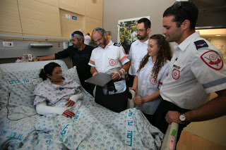 היום פגשה עדן את צוות מד"א שהציל את חייה וזכתה לקבל מחשב חדש מתנת הארגון