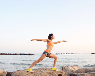 אירה דולפין. צולמה לקמפיין ריבוק בזמן הזריחה בנמל תל אביב כאשר היא מבצעת את תנוחת הלוחם מהיוגה