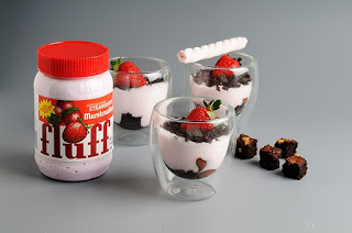 מוס מרשמלו תות וקוביות בראוניז שוקולד. צילום – יולה זובריצקי