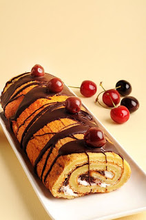 עוגת רולדה עם ממרח טחינה עם שוקולד של "אחוה" (צילום: יולה זובריצקי)