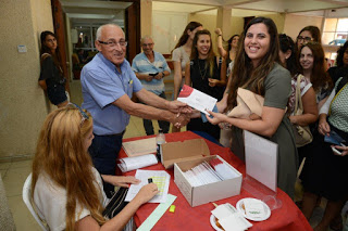  עיריית חולון העניקה מלגות לסטודנטים שחנכו ילדים תושבי העיר במסגרת פר"ח. כתובית לתמונות – צילום: אלי נאמן
