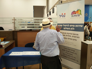 ניצול שואה, תושב בני ברק, מהמשתתפים ביום-עיון לזכויות הניצולים שהתקיים מטעם העירייה, שי"ל, עמותת "אביב לניצולי שואה" ואש"ל- ג'וינט ישראל.