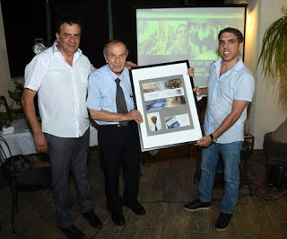 עו"ד אברהם הללי (במרכז) מקבל את העותק הראשון של ספרו מנכדו אבי הללי (מימין) ומנכ"ל עמותת יד עזר לחבר שמעון סבג