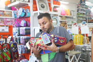 טילטיל מתכונן לחזרה לבית הספר. צילום: אלון גנון