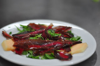 ברזאולה – סינטה כבושה עם מלון ופרמיג'אנו של מסעדת לה טרה פרומסה