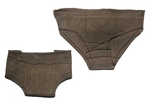 תחתונים מקרמיקה. מתוך תערוכת "זה תלוי". צילום: דייב יעקב