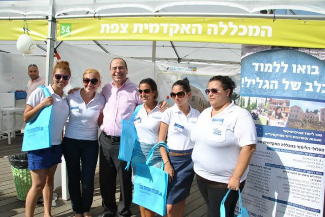 יאנה-מלניק ובנות מרכז מידע ביריד התיישבות עם השר סילבן-שלום(צילום:יח"צ) yanazfat