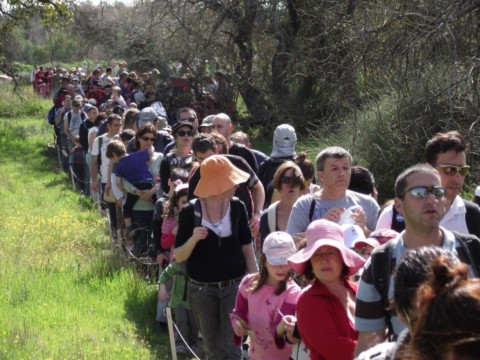 מטיילים בשביל אלוני קדימה(צילום: דב גרינבלט)
