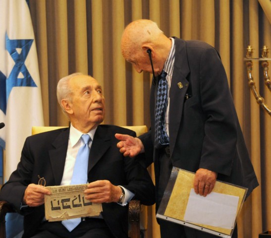 ייששכר גולדשטיין, בן 101 מגיש לנשיא עותק של עיתון "הבוקר" משנת תרפ"ט(צילום:מארק ניימן/לע"מ) MN1_6800