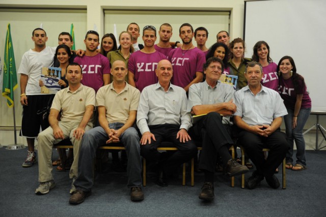 וילנאי עם חברי גרעין צבר (צילום: לינוי אליחי, משרד הביטחון) garinzabar