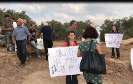 פעילות מחסום watch הצטרפו לשביתת המחאה של החקלאים בנפת טולכרם שקוראים לאפשר להם לעבד את אדמותיהם נשות מחסום Watch בשביתת חקלאי דיר אל רוסון(צילום: אביבה קונפורטי מחסום ווטש)