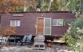 בית שמש: קראוון שהוצב בפלישה לאדמות הציבוריות פונה ע"י הפולש קראוון בחורשה בית שמש (צילום: רשות מקרקעי ישראל)