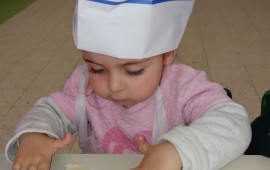 נפתחה ותיכף מסתיימת ההרשמה למעונות היום המפוקחים הכנת מצות במעון. צילום: יח