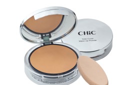 CHIC משיקה: Total Cover Make up Powder - מייק אפ פודרה לכיסוי טבעי מייק אפ פודרה לכיסוי טבעי באריזת קושן של CHIC. צילום: לירון ליבה