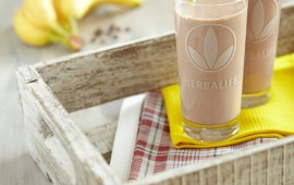 שייק חלבונים בתוספת ויטמינים ומינרלים לארוחה מאוזנת - לא לספורטאים בלבד צילום יח