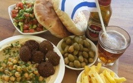 יום העצמאות בחומוסייה של זרזיר: ארוחה ב 69 שקלים! יום העצמאות בחומוסייה של זרזיר ארוחה לזוג ב 69 שקלים. צילום: זיו בראון