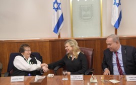 רה"מ נתניהו ורעייתו שרה נפגשו עם מדליקי המשואות של העצרת המרכזית ליום הזיכרון לשואה ולגבורה - 2017 רה