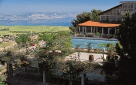 בג'קוזי עם אורלי וגיא - העיתונאים מגיעים למלון